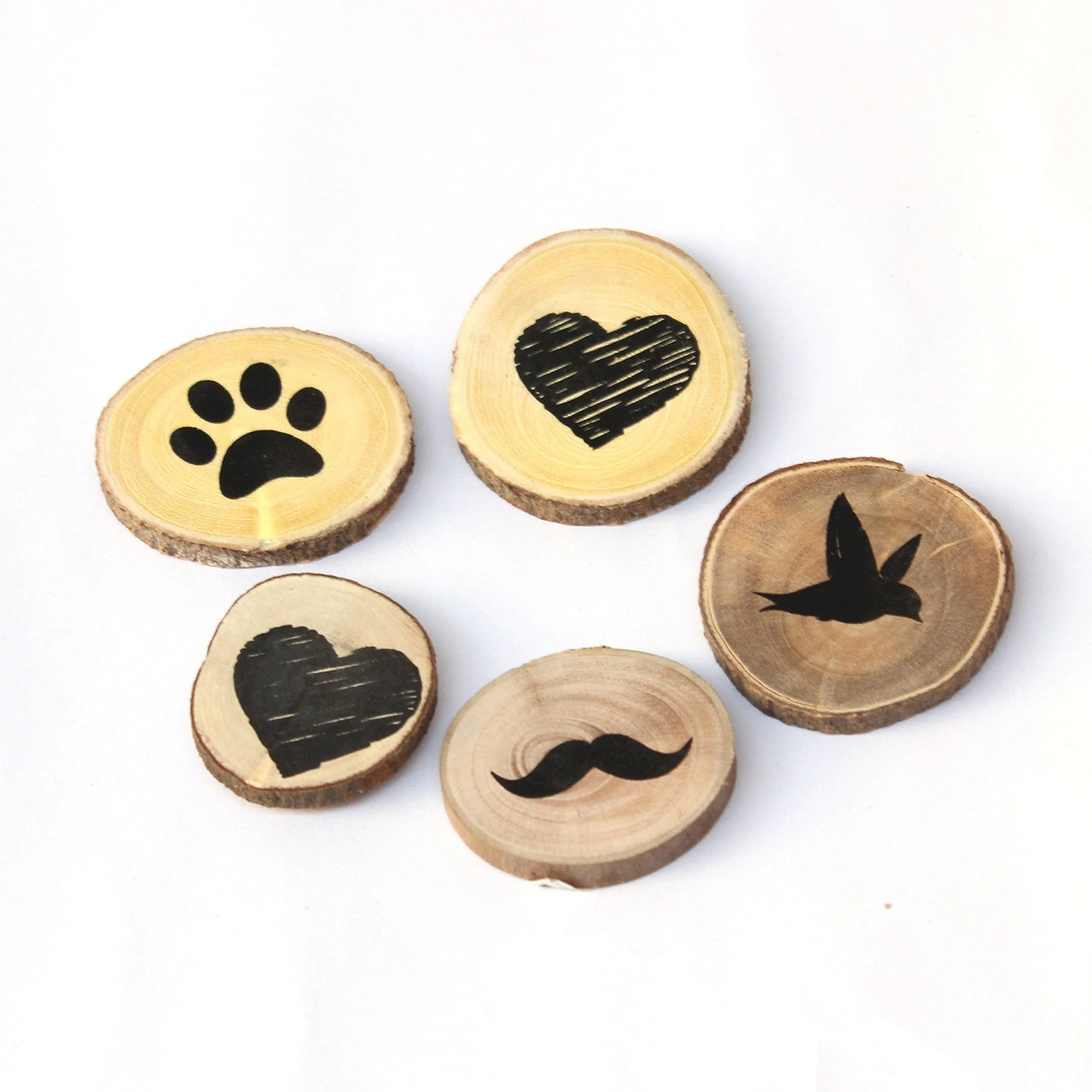 IVEI Wooden Magnets – Circular Shaped Magnet with Heart, Bird, Paw, Moustache Design – Handcrafted Wooden Fridge Magnet – Innovative Magnets for Home and Kitchen Decoration - Budget Gifts (Set of 5)